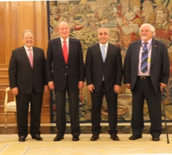 Don Juan Carlos junto al presidente de la Federación Internacional de Tiro Olímpico, Olegario Vázquez Raña, el presidente del Comité Olímpico Español,